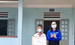 Trao tặng Huy hiệu 'Tuổi trẻ dũng cảm' cho nam sinh lớp 7 cứu người bị nước cuốn trôi