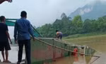 Đò chở học sinh bị lật trên sông Mã