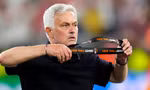 Mourinho ném huy chương, mỉa mai trọng tài sau thất bại