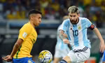 Marquinhos (trái) gây tranh cãi khi chung cuộc đua với Messi