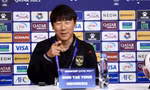 HLV Shin Tae-yong cười thích thú khi biết Indonesia chung bảng Việt Nam