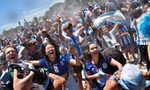 Thủ đô Argentina chìm trong mưa nước mắt vì hạnh phúc