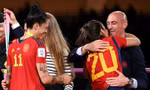 FIFA mở cuộc điều tra về vụ chủ tịch LĐBĐ Tây Ban Nha 'cưỡng hôn' cầu thủ