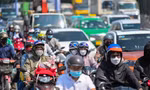 Người dân đội nắng, nhích từng mét ở cửa ngõ TP.HCM để về quê ăn Tết