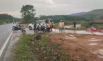 Các nạn nhân được người dân đưa đi cấp cứu
