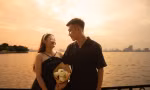 Đôi bạn trẻ chụp ảnh check-in tại một cung đường ven hồ Tây.