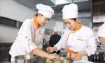 Dịch bệnh COVID-19 khiến việc tuyển sinh ngành du lịch, dịch vụ gặp không ít khó khăn. Trong ảnh: Sinh viên thực hành bếp tại Trường Cao đẳng Du lịch Đà Nẵng. Ảnh: Thanh Trần 