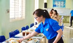 Thanh niên Yên Bái nấu cơm phục vụ thí sinh