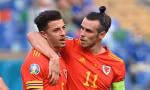 Gareth Bale an ủi Ampadu khi anh nhận thẻ đỏ