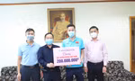 Nhà báo Lê Xuân Sơn - Tổng Biên tập báo Tiền Phong- Giám đốc Quỹ hỗ trợ Tài năng trẻ Việt Nam trao tặng 200 triệu đồng cho ĐT futsal Việt Nam. 