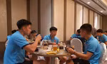 Đội tuyển Việt Nam thoát cảnh ăn tại phòng ngủ, được bố trí sân tập riêng ở Singapore 