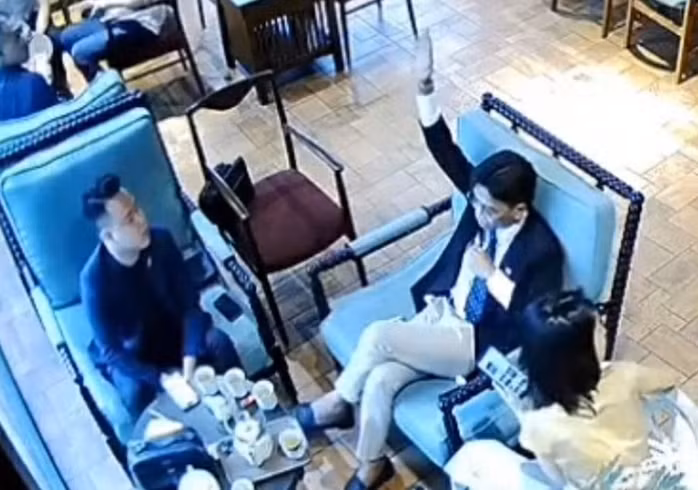 Hình ảnh nam thanh niên giơ tay lên trời. Ảnh cắt từ clip