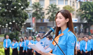 Đại biểu Đại hội Hội Liên hiệp Thanh niên TPHCM lần thứ X báo công dâng Bác 