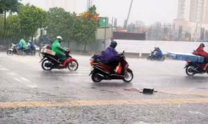Vì sao Hà Nội mưa như trút, lốc sét?