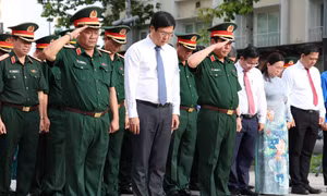 Đoàn đại biểu TPHCM, Bộ Quốc phòng dâng hoa tưởng nhớ Chủ tịch Hồ Chí Minh