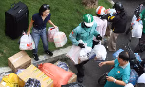 Người dân TPHCM xuyên đêm mang hàng đến Mặt trận san sẻ với đồng bào vùng lũ 