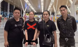 Hoàng Ngọc Ánh (dấu X) bị cảnh sát bắt giữ khi đang lẩn trốn ở Mộc Bài, tỉnh Tây Ninh.