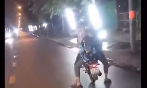 'Tổ lái' biểu diễn bốc đầu xe máy bị CSGT mời làm việc