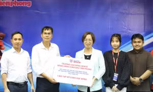 Thêm nhiều tập vở, giày dép đến với học sinh vùng lũ