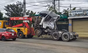 Phá ca bin cứu hai người mắc kẹt sau cú đối đầu của hai xe tải