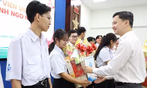 Bí thư Thường trực Trung ương Đoàn tặng quà, chúc tết cán bộ Hội, sinh viên TPHCM