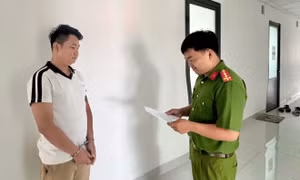 Được nhờ làm thủ tục vay, nhân viên ngân hàng 'tiện tay' rút ruột 2 tỉ đồng của khách 