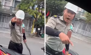 Hai người mặc đồ bảo vệ, cầm hung khí đe dọa tài xế tại TPHCM