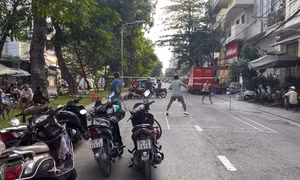 Xử phạt nhóm người giăng lưới đánh cầu lông giữa đường 