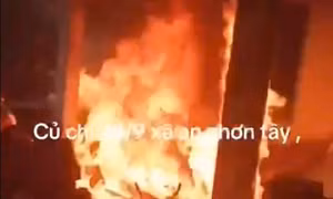 Đổ xăng tự thiêu, người đàn ông nguy kịch