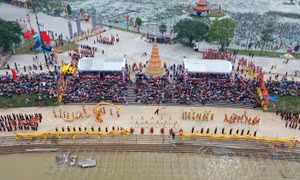 Hơn 5.000 người diễu hành, mô phỏng cuộc hội quân của Trần Hưng Đạo trên sông Lục Đầu