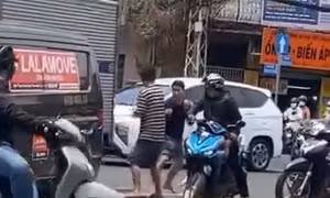 Hai tài xế đánh nhau chảy máu đầu giữa đường ở TPHCM