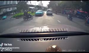 Tài xế taxi công nghệ đi ngược chiều bị phạt 19 triệu đồng