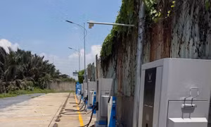 Hai đối tượng cắt trộm dây sạc trạm xe điện đem bán đồng nát lấy tiền mua rượu