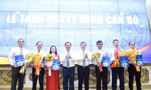 UBND TPHCM tổ chức lễ trao quyết định cán bộ
