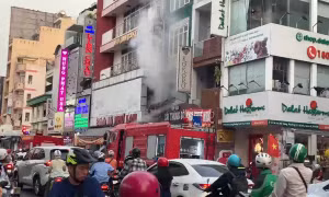 Cháy tiệm rượu lúc cao điểm, giao thông trung tâm TPHCM hỗn loạn