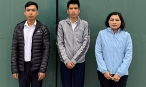 Ba cán bộ một ngân hàng chi nhánh Kiến Thụy (Hải Phòng) tại cơ quan điều tra.