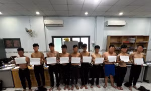 Giọt nước mắt muộn màng của nhóm thiếu niên mang hung khí giải quyết mâu thuẫn