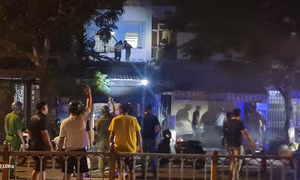 [Clip]: Phá cửa cứu 6 người mắc kẹt trong đám cháy giữa đêm