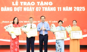 Chủ tịch UBND TPHCM Nguyễn Văn Được trao Huy hiệu Đảng tặng các đảng viên tiêu biểu