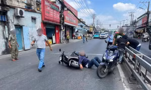 Khởi tố 2 người đánh nhau giữa đường sau va chạm giao thông