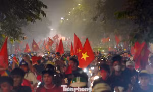 Dòng người đổ về tuyến phố trung tâm