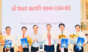 Chủ tịch UBND TPHCM điều động, bổ nhiệm nhiều cán bộ