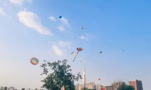 Cánh đồng diều Thủ Thiêm vào mùa 'hút' giới trẻ