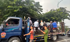 TPHCM ngập sâu, CSGT dùng xe chuyên dụng 'giải cứu' người đi đường