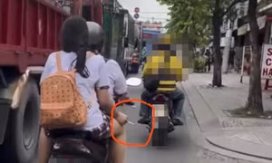 CSGT TPHCM xác minh clip nữ sinh đầu trần, phì phèo thuốc lá trên xe máy 