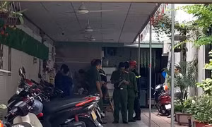 Cháy nhà 4 tầng ở TPHCM, nghi do nổ bình gas