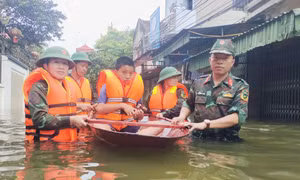 Cứu dân trong mưa lũ bằng mệnh lệnh từ trái tim