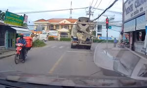 Tài xế xe bồn vượt đèn đỏ bị phạt gần 20 triệu đồng