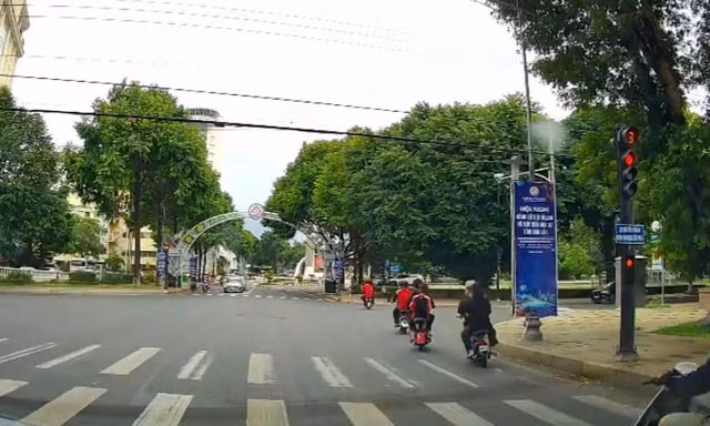 CLIP: Nhóm người đi xe đạp điện ngang nhiên vượt đèn đỏ ở Đắk Lắk