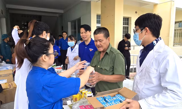 Sưởi ấm vùng lũ Đắk Lắk